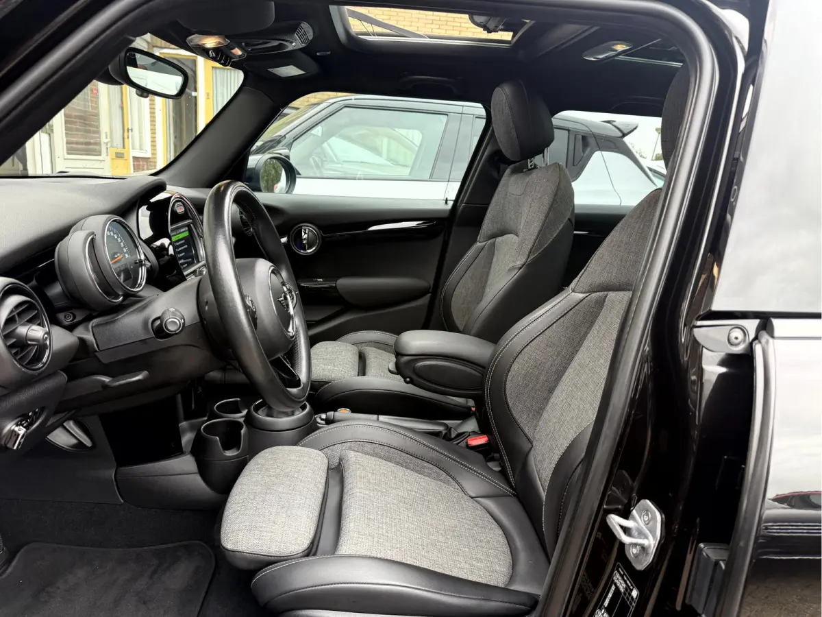 1.5 Cooper Business Edition Panoramadak, Camera, Stoelverwarming, 17''Lmv