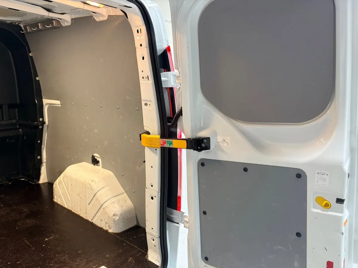 Dubbel Cabine 320 2.0 TDCI 130pk euro6 L2H1 Trend 5 persoons, Airco, Navigatie, Trekhaak 2800kg, RIJKLAARPRIJS
