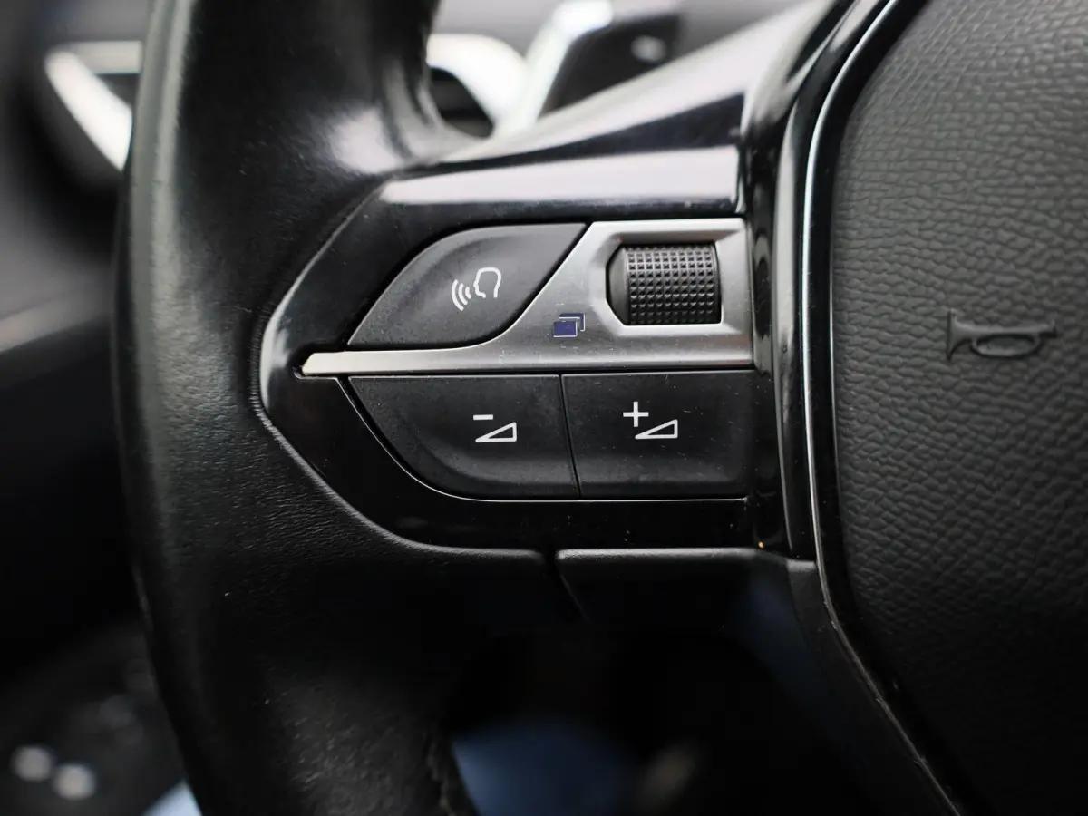 Hybrid 225 e-Auto8 Allure | Automaat | Half-Leder | Navigatie | Virtual cockpit | Cruise control | Sfeer verlichting | DAB | Elec achterklep | Stoel verwarming | Climate control | Parkeer se