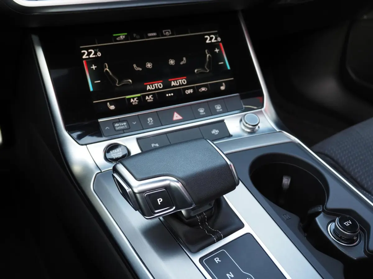 55 TFSI e S-Line Quattro Competition Firmamentblue | Pano | SOH 100% | Trekhaak | 20'' | Alcantara Leder | Stoelverwarming | Matrix Led | Digital Dash | Carplay | Grootlicht Ass | F1 Flipper