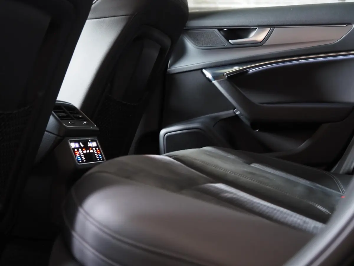 55 TFSI e S-Line Quattro Competition Firmamentblue | Pano | SOH 100% | Trekhaak | 20'' | Alcantara Leder | Stoelverwarming | Matrix Led | Digital Dash | Carplay | Grootlicht Ass | F1 Flipper