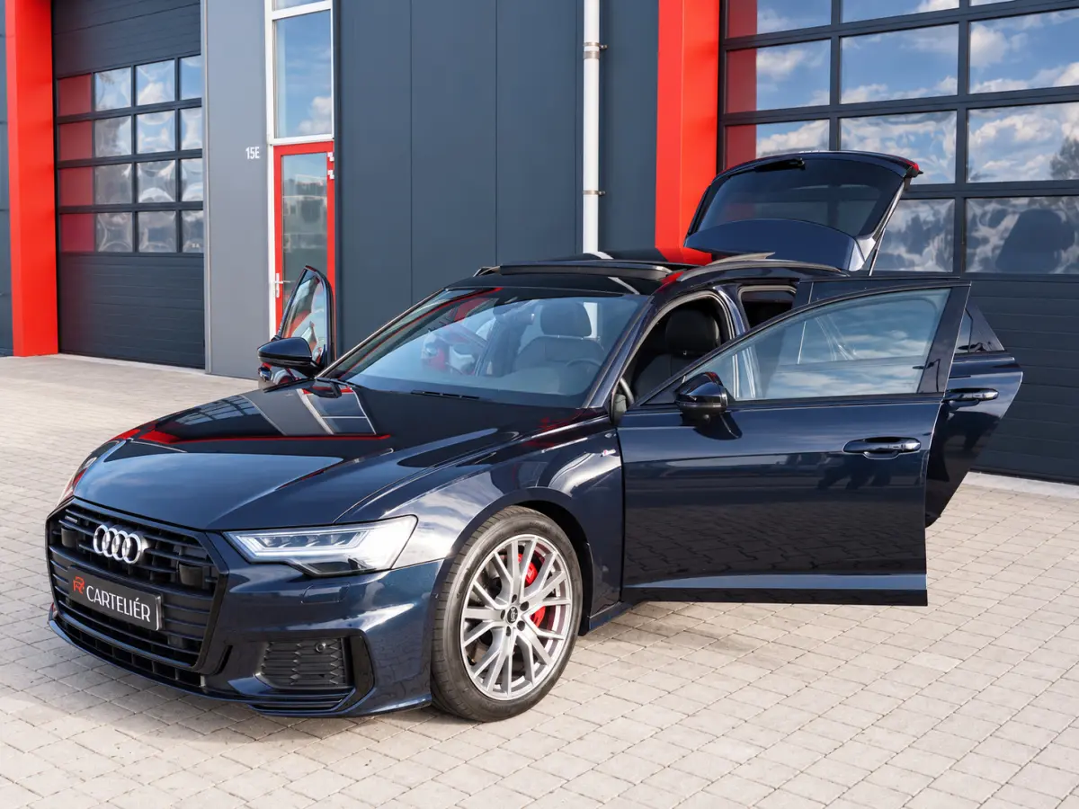55 TFSI e S-Line Quattro Competition Firmamentblue | Pano | SOH 100% | Trekhaak | 20'' | Alcantara Leder | Stoelverwarming | Matrix Led | Digital Dash | Carplay | Grootlicht Ass | F1 Flipper