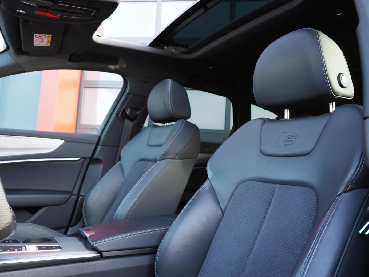 55 TFSI e S-Line Quattro Competition Firmamentblue | Pano | SOH 100% | Trekhaak | 20'' | Alcantara Leder | Stoelverwarming | Matrix Led | Digital Dash | Carplay | Grootlicht Ass | F1 Flipper