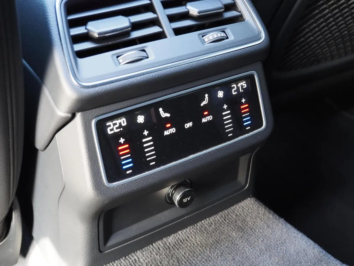 55 TFSI e S-Line Quattro Competition Firmamentblue | Pano | SOH 100% | Trekhaak | 20'' | Alcantara Leder | Stoelverwarming | Matrix Led | Digital Dash | Carplay | Grootlicht Ass | F1 Flipper