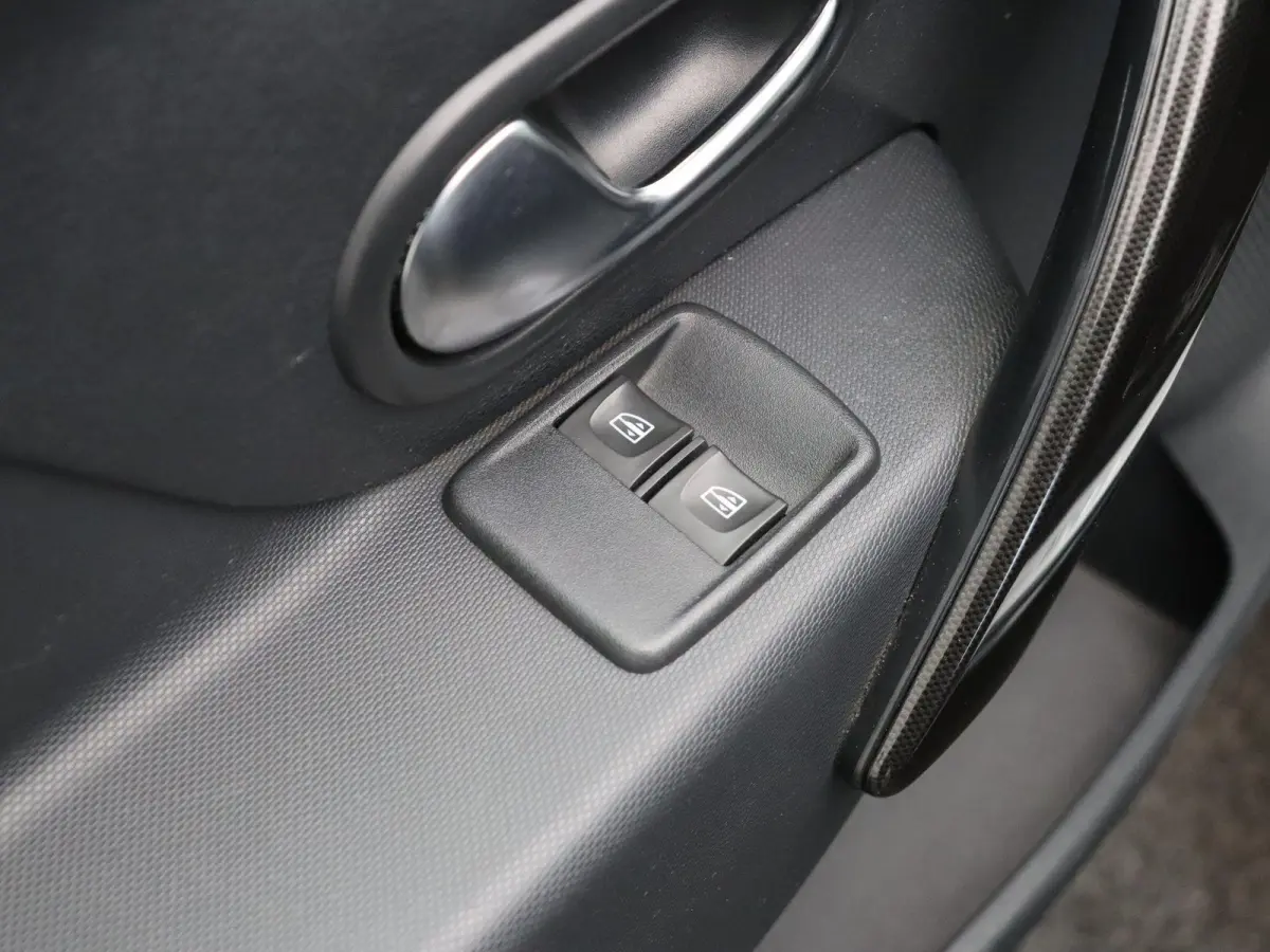 0.9 TCe SL Royaal | Cruise Control | Airconditioning | Lichtmetalen velgen | Parkeersensoren | Bluetooth |