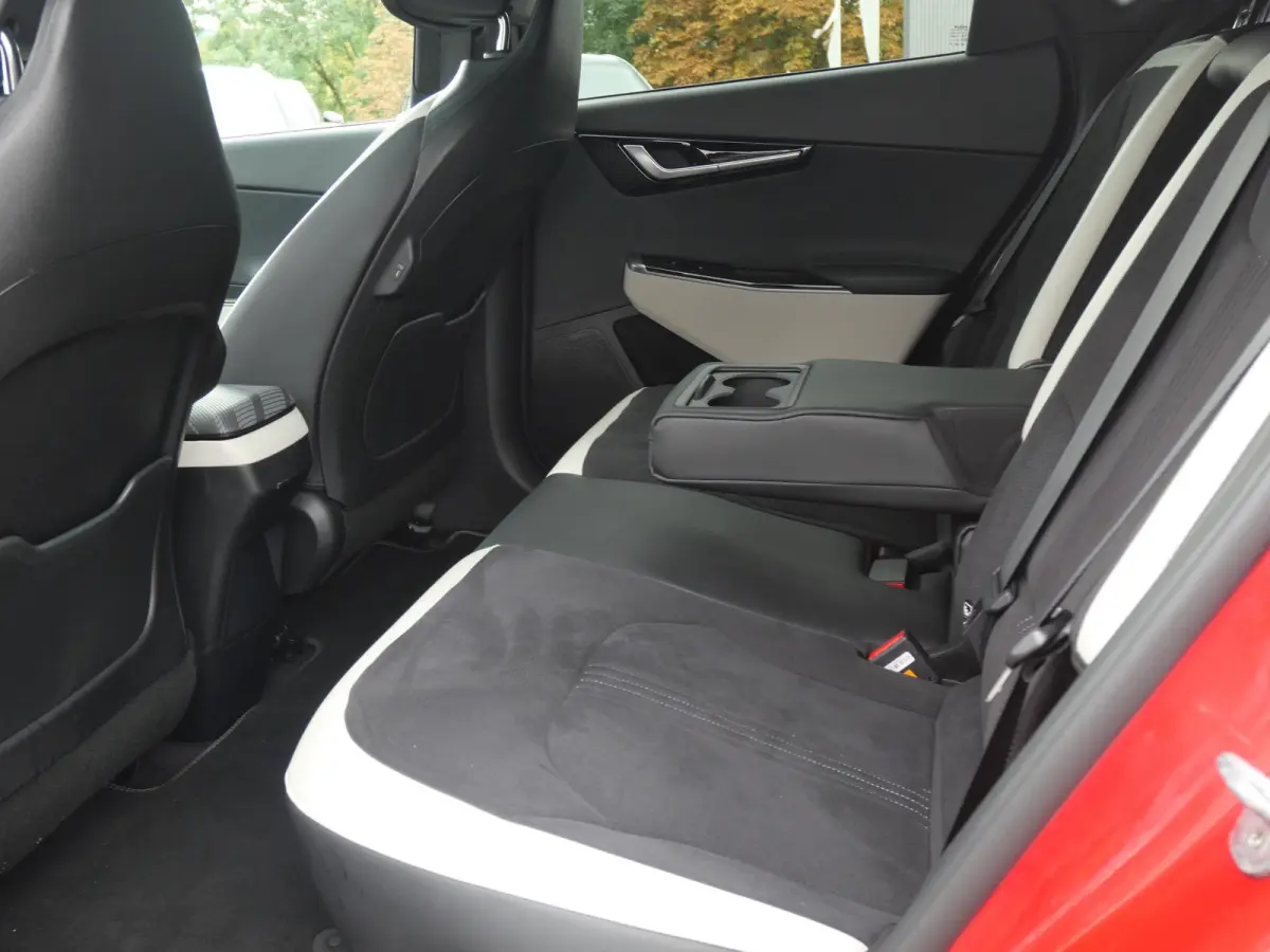 GT-Line 77.4 kWh | Trekhaak | 1600KG trekgewicht | Stoel/stuurverwarming | Elektrische Stoelen | Camera | Adaptief | Carplay
