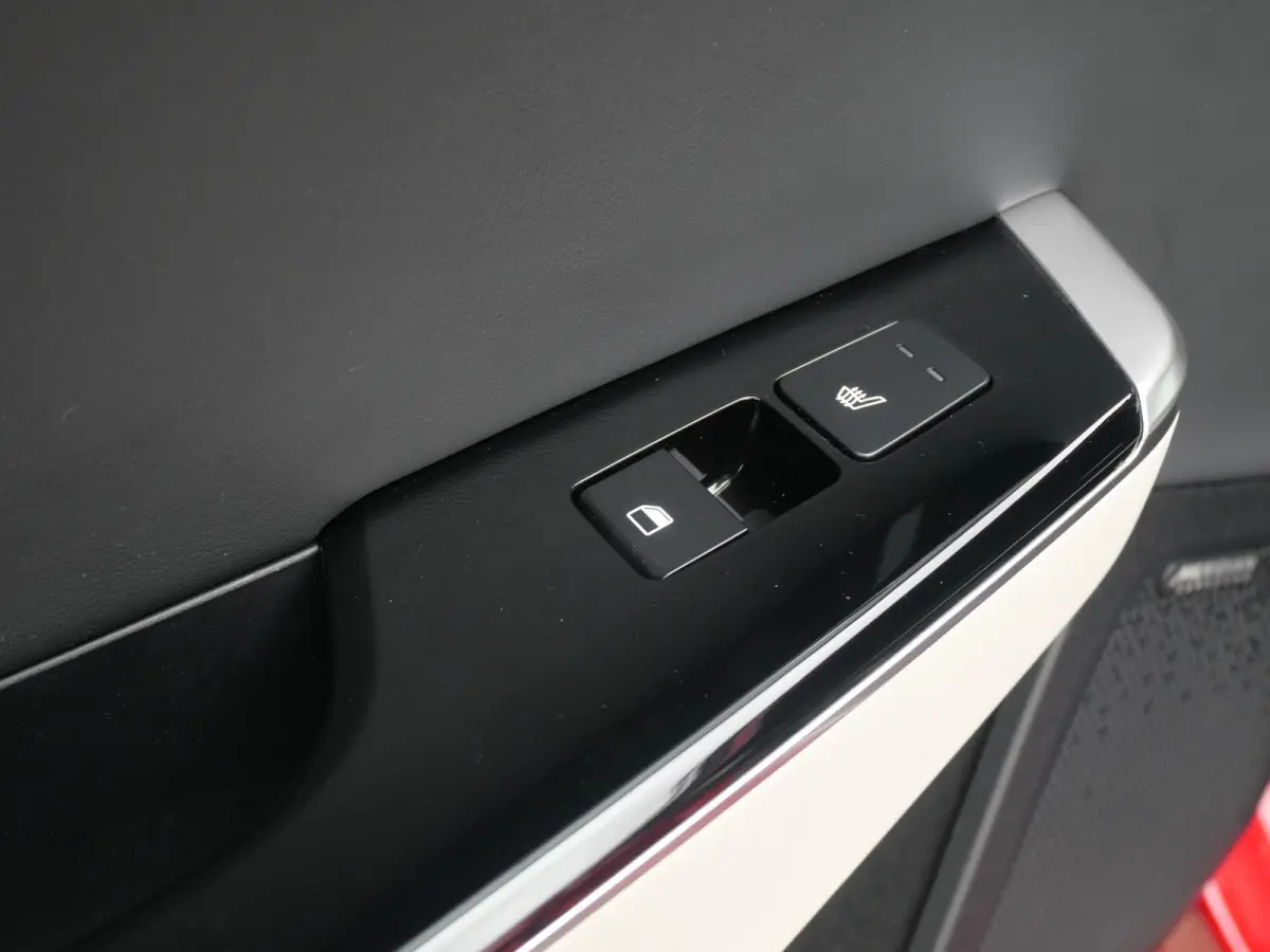 GT-Line 77.4 kWh | Trekhaak | 1600KG trekgewicht | Stoel/stuurverwarming | Elektrische Stoelen | Camera | Adaptief | Carplay
