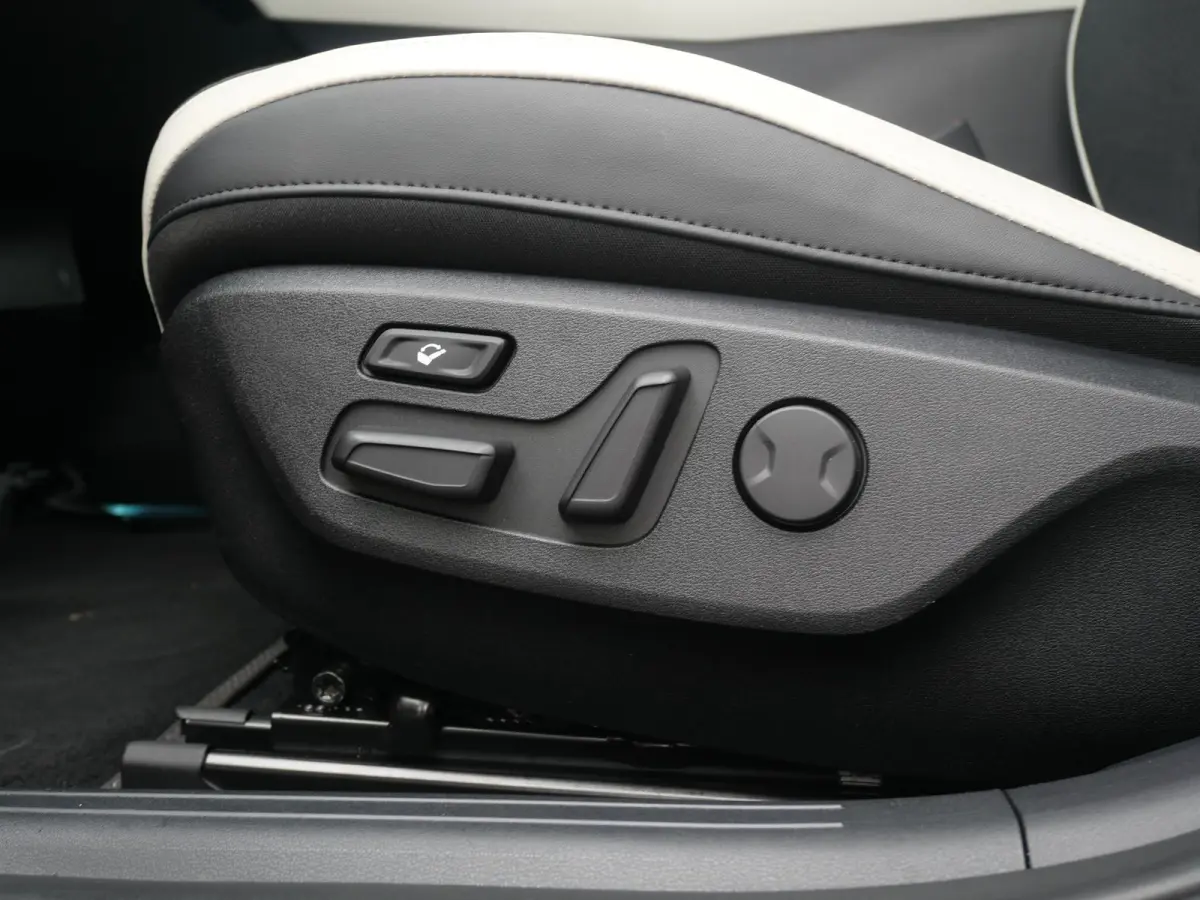 GT-Line 77.4 kWh | Trekhaak | 1600KG trekgewicht | Stoel/stuurverwarming | Elektrische Stoelen | Camera | Adaptief | Carplay