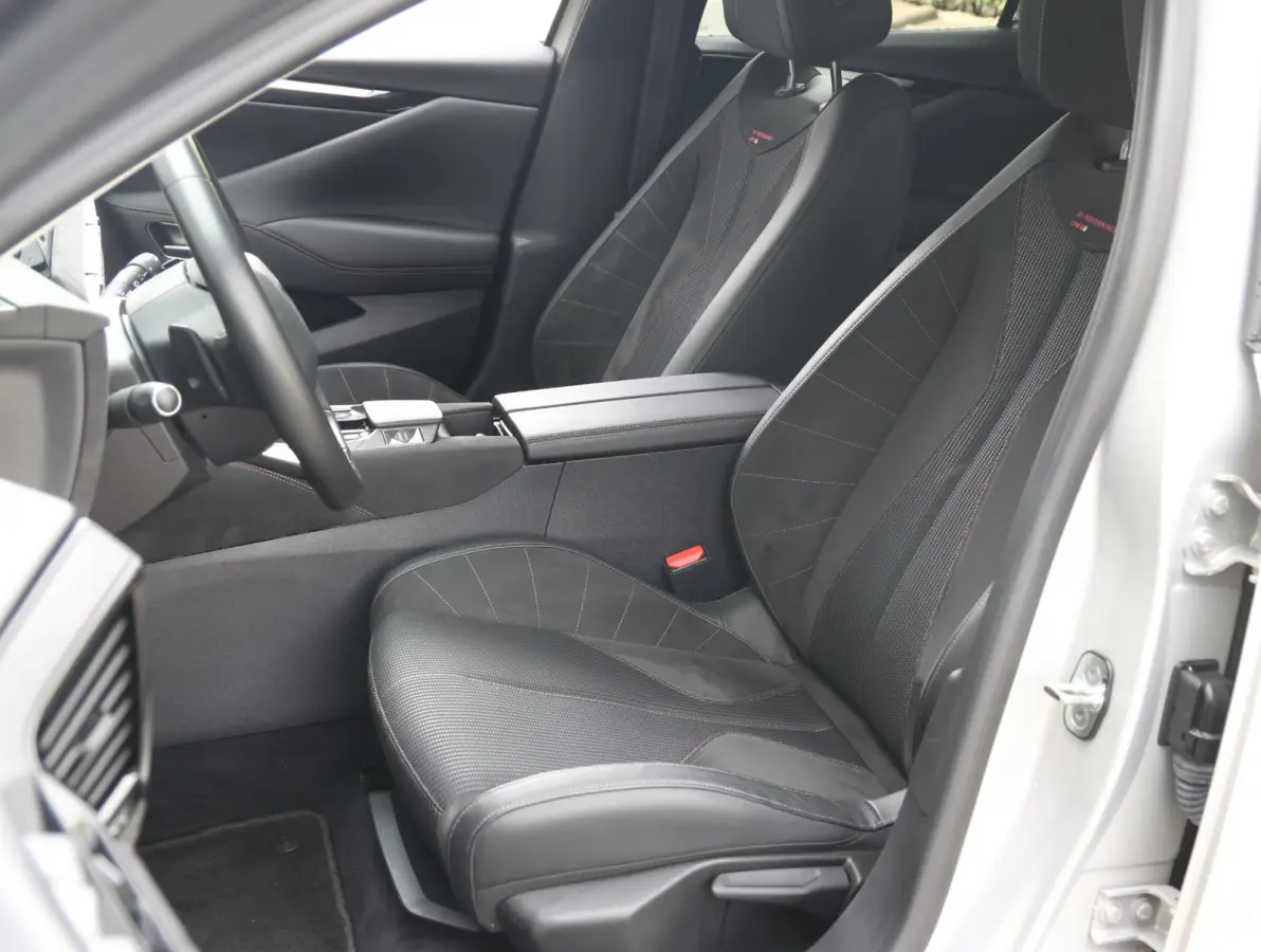 1.2 130pk Automaat Performance Line | Camera | Navigatie | AppleCarplay/AndroidAuto | Privacy Glas | 19'' Lichtmetaal |