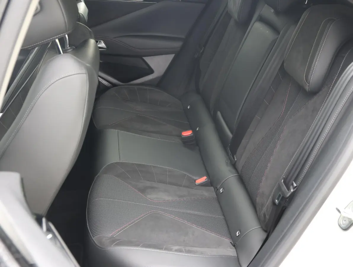 1.2 130pk Automaat Performance Line | Camera | Navigatie | AppleCarplay/AndroidAuto | Privacy Glas | 19'' Lichtmetaal |