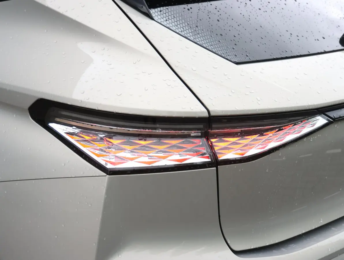 1.2 130pk Automaat Performance Line | Camera | Navigatie | AppleCarplay/AndroidAuto | Privacy Glas | 19'' Lichtmetaal |