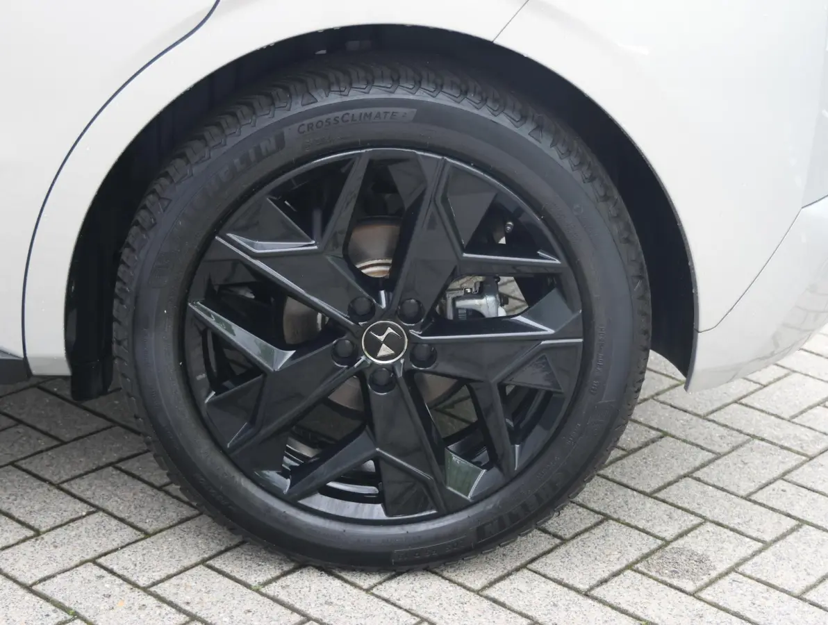 1.2 130pk Automaat Performance Line | Camera | Navigatie | AppleCarplay/AndroidAuto | Privacy Glas | 19'' Lichtmetaal |