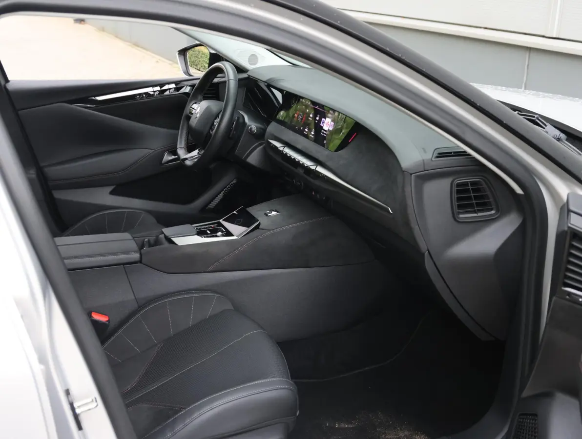 1.2 130pk Automaat Performance Line | Camera | Navigatie | AppleCarplay/AndroidAuto | Privacy Glas | 19'' Lichtmetaal |