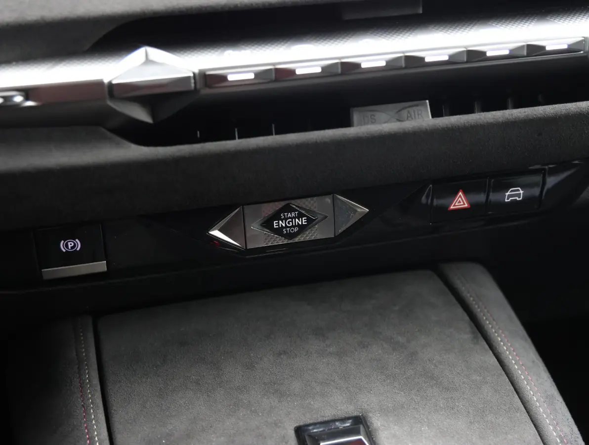 1.2 130pk Automaat Performance Line | Camera | Navigatie | AppleCarplay/AndroidAuto | Privacy Glas | 19'' Lichtmetaal |