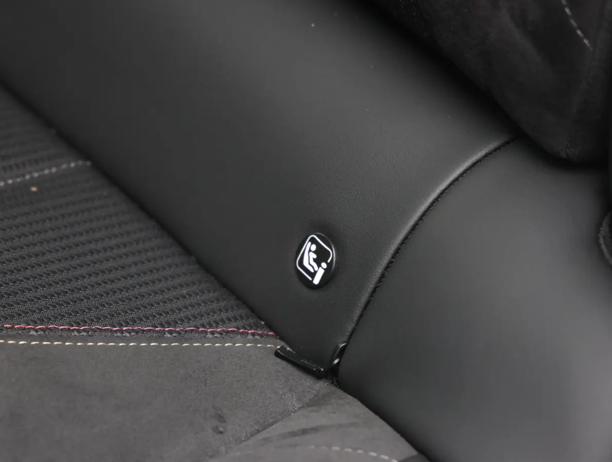 1.2 130pk Automaat Performance Line | Camera | Navigatie | AppleCarplay/AndroidAuto | Privacy Glas | 19'' Lichtmetaal |
