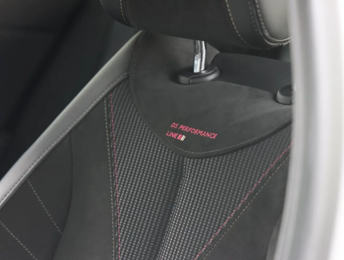 1.2 130pk Automaat Performance Line | Camera | Navigatie | AppleCarplay/AndroidAuto | Privacy Glas | 19'' Lichtmetaal |