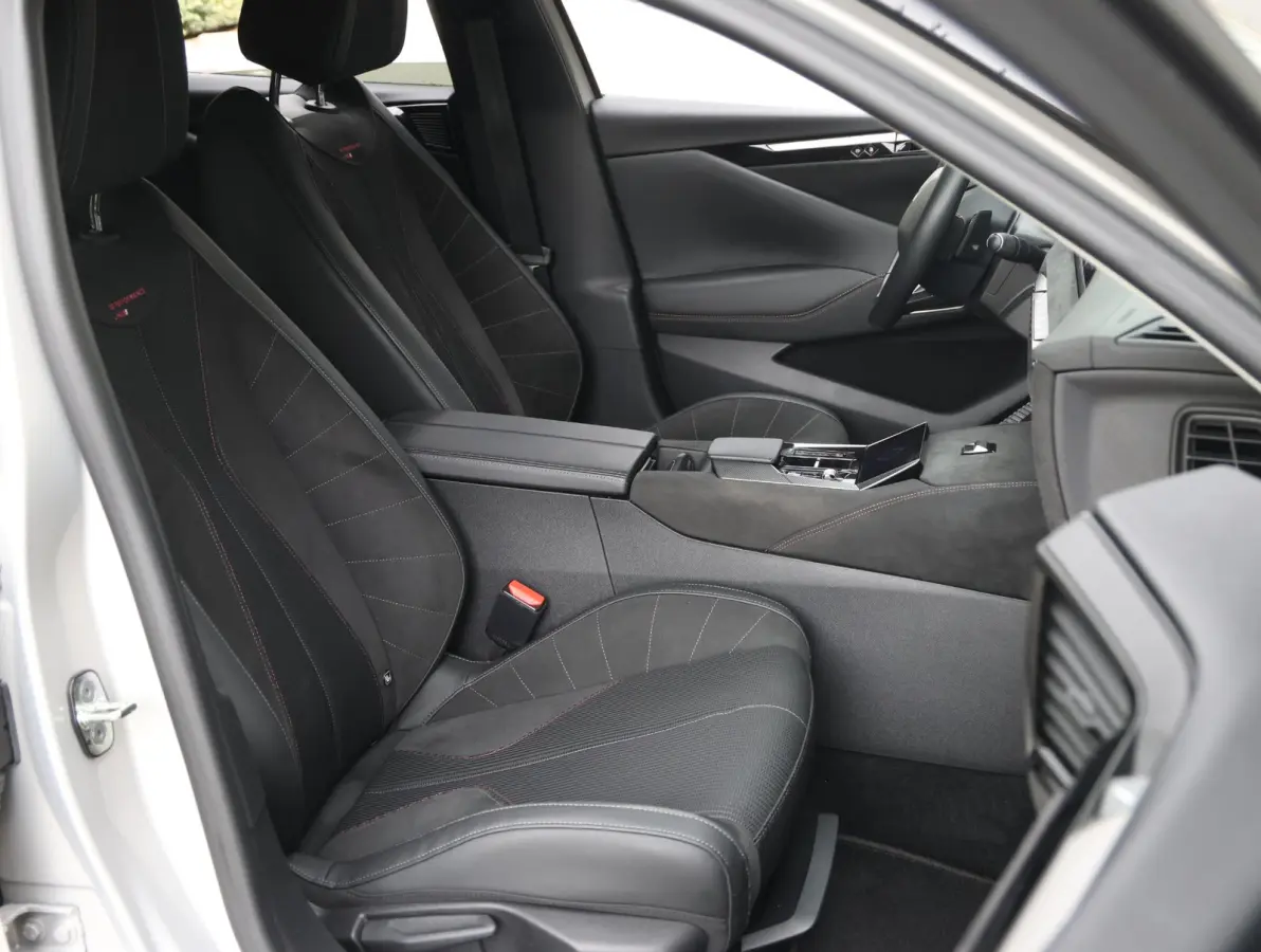 1.2 130pk Automaat Performance Line | Camera | Navigatie | AppleCarplay/AndroidAuto | Privacy Glas | 19'' Lichtmetaal |