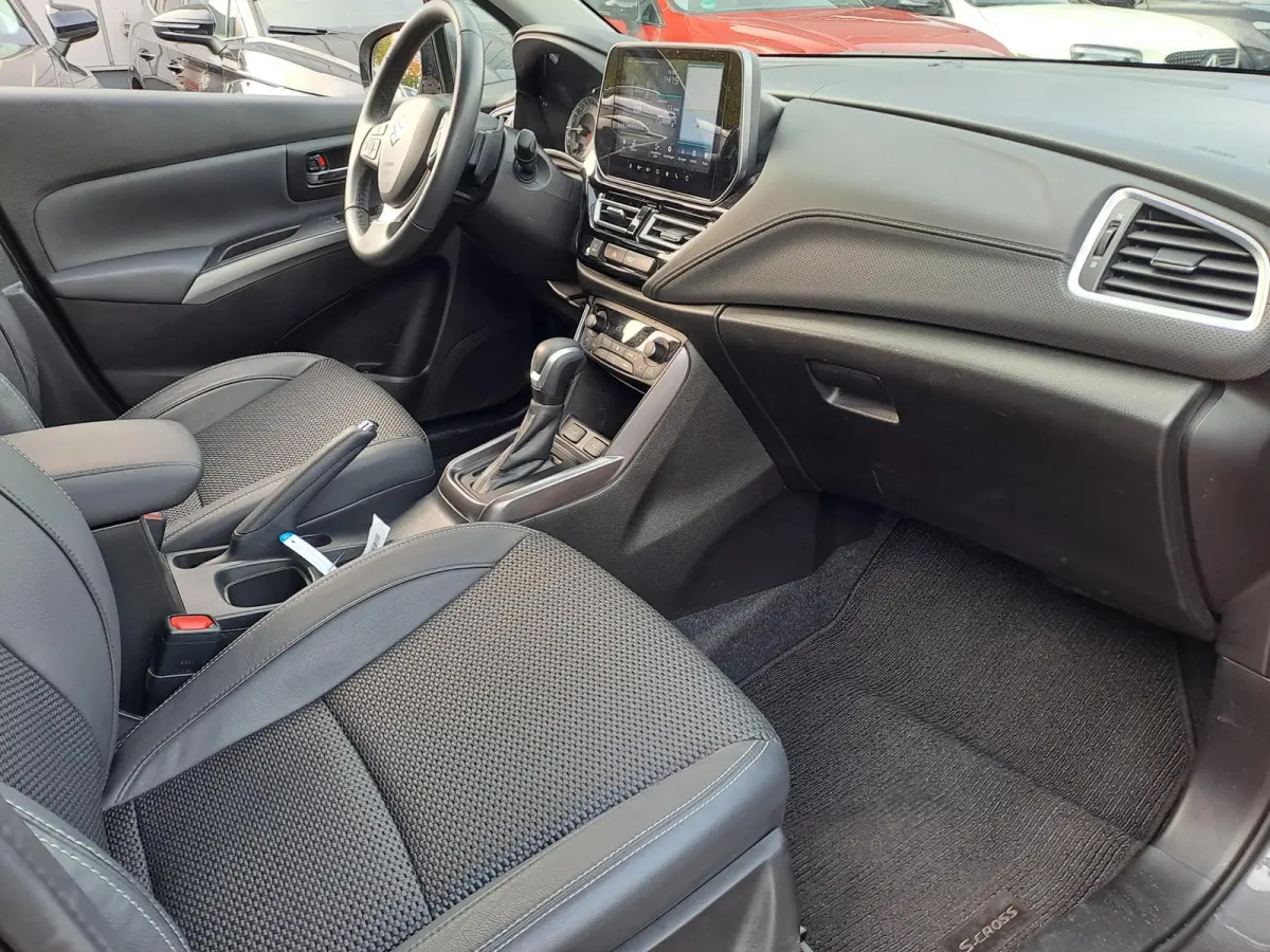 1.5 Hybrid Style | NAVIGATIE | CAMERA | STOELVERWARMING | PARKEERSENSOREN | KEY-LESS ENTRY EN START