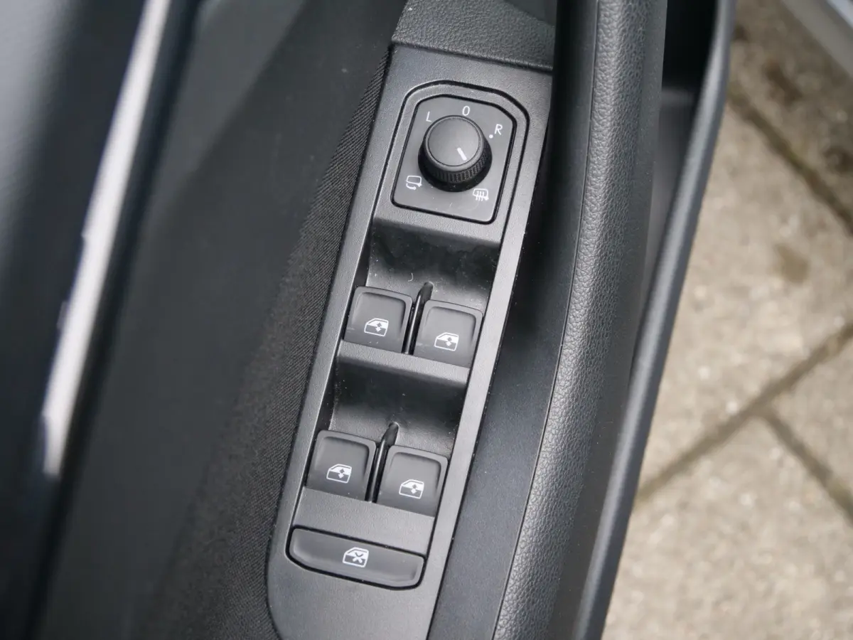 1.0 TSI Business Edition 116 Pk Automaat DAB / Apple Carplay / Camera