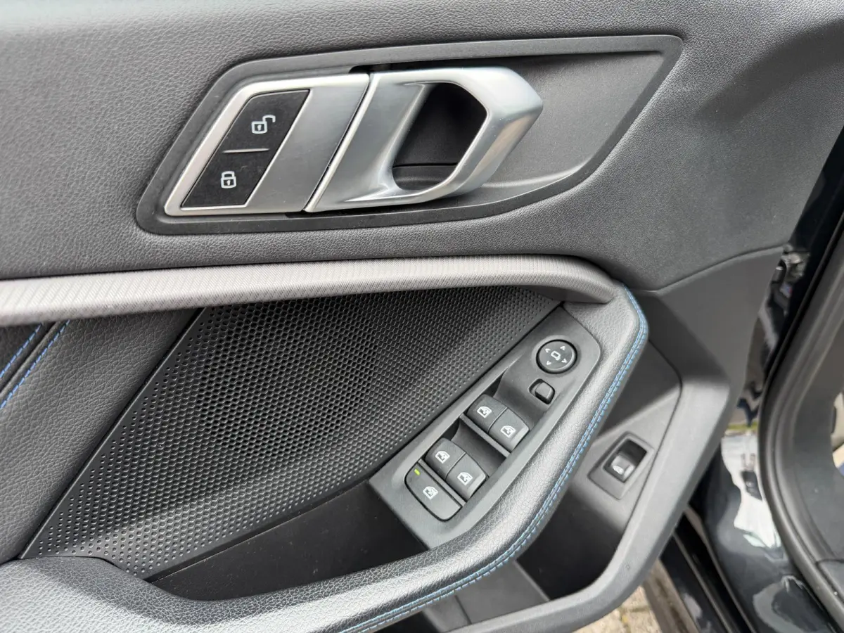 116i Executive Edition M-Pakket Vol | Panorama | Parksensor | Keyless | Elektrische Achterklep | LED | Leder |