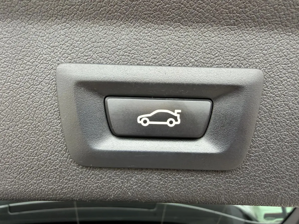 116i Executive Edition M-Pakket Vol | Panorama | Parksensor | Keyless | Elektrische Achterklep | LED | Leder |