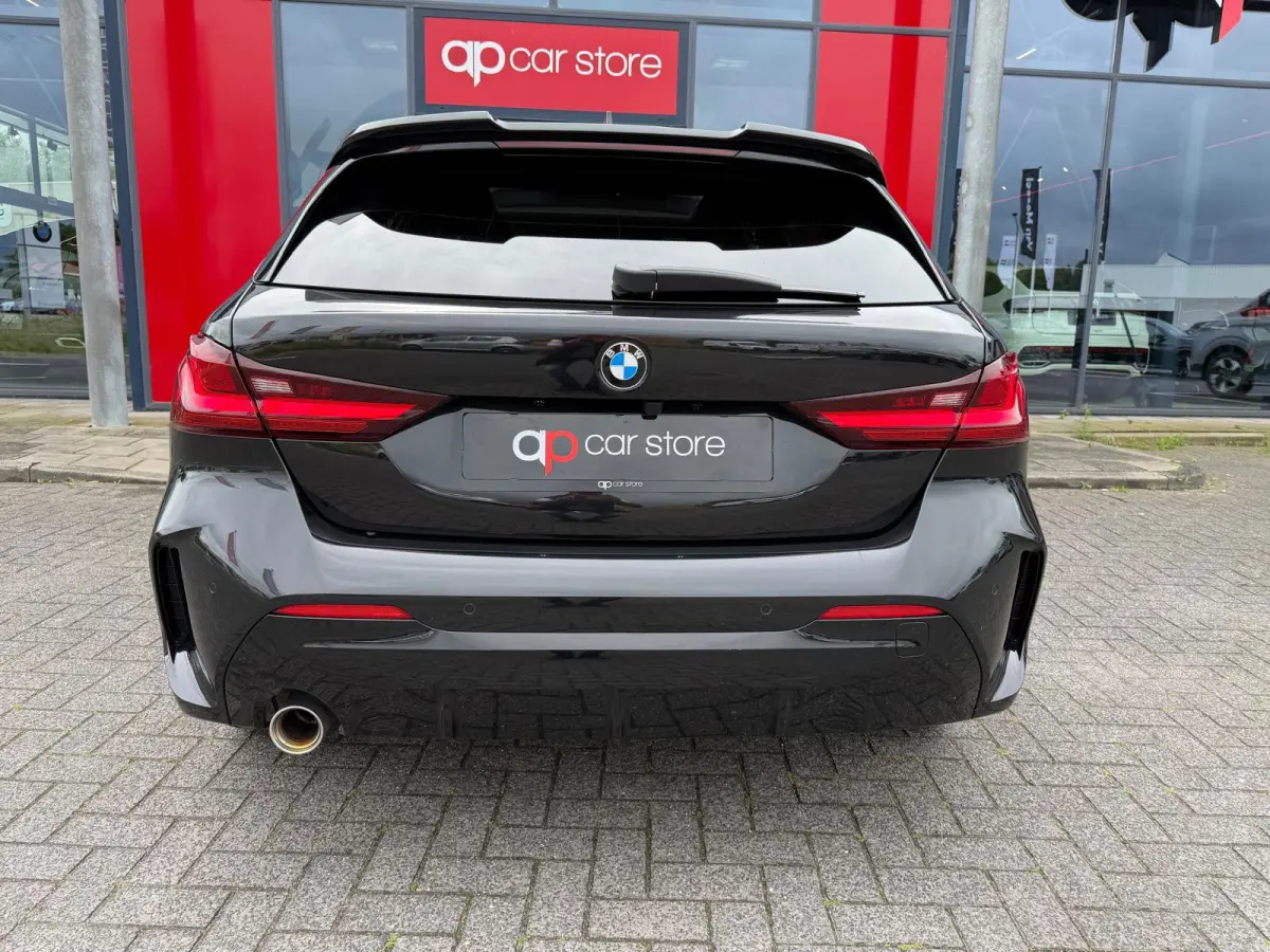 116i Executive Edition M-Pakket Vol | Panorama | Parksensor | Keyless | Elektrische Achterklep | LED | Leder |