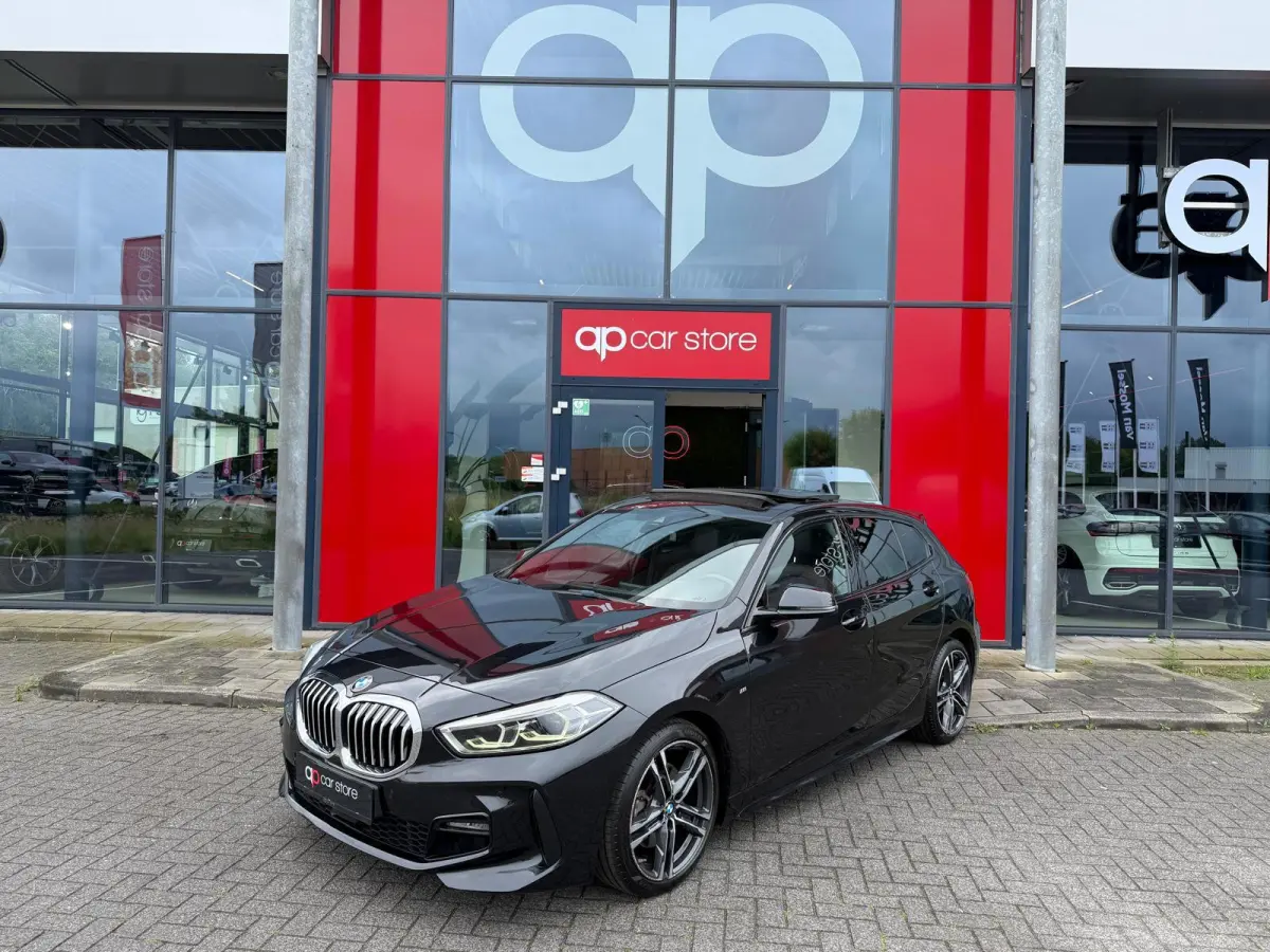 116i Executive Edition M-Pakket Vol | Panorama | Parksensor | Keyless | Elektrische Achterklep | LED | Leder |