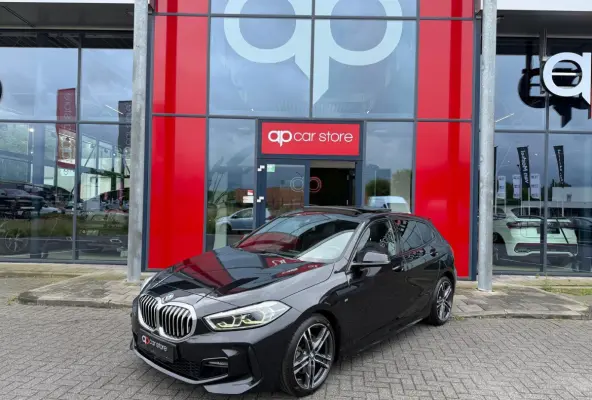 116i Executive Edition M-Pakket Vol | Panorama | Parksensor | Keyless | Elektrische Achterklep | LED | Leder |