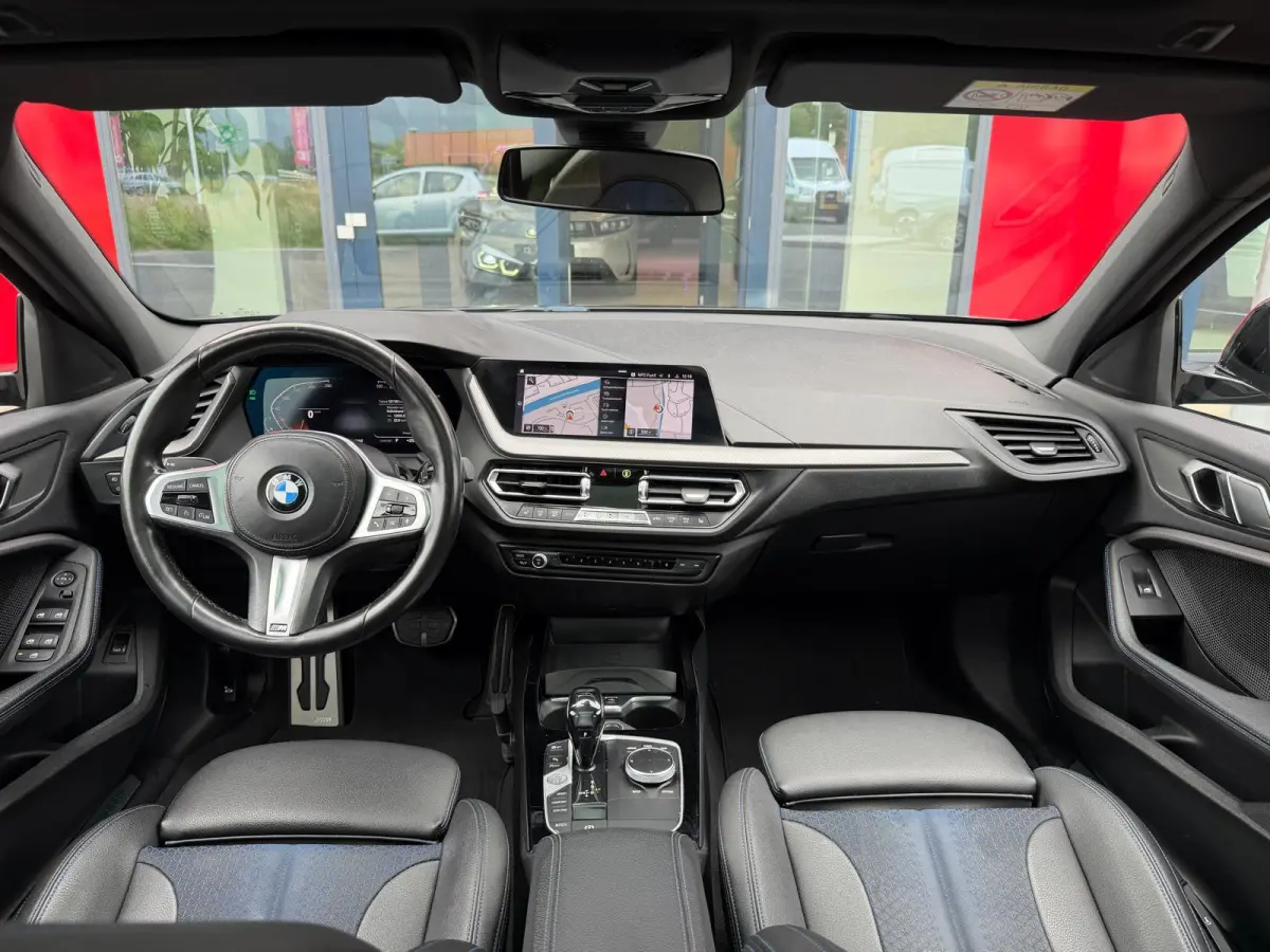 116i Executive Edition M-Pakket Vol | Panorama | Parksensor | Keyless | Elektrische Achterklep | LED | Leder |