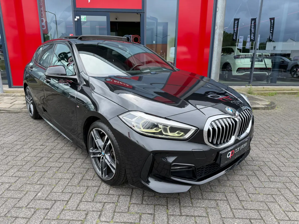 116i Executive Edition M-Pakket Vol | Panorama | Parksensor | Keyless | Elektrische Achterklep | LED | Leder |
