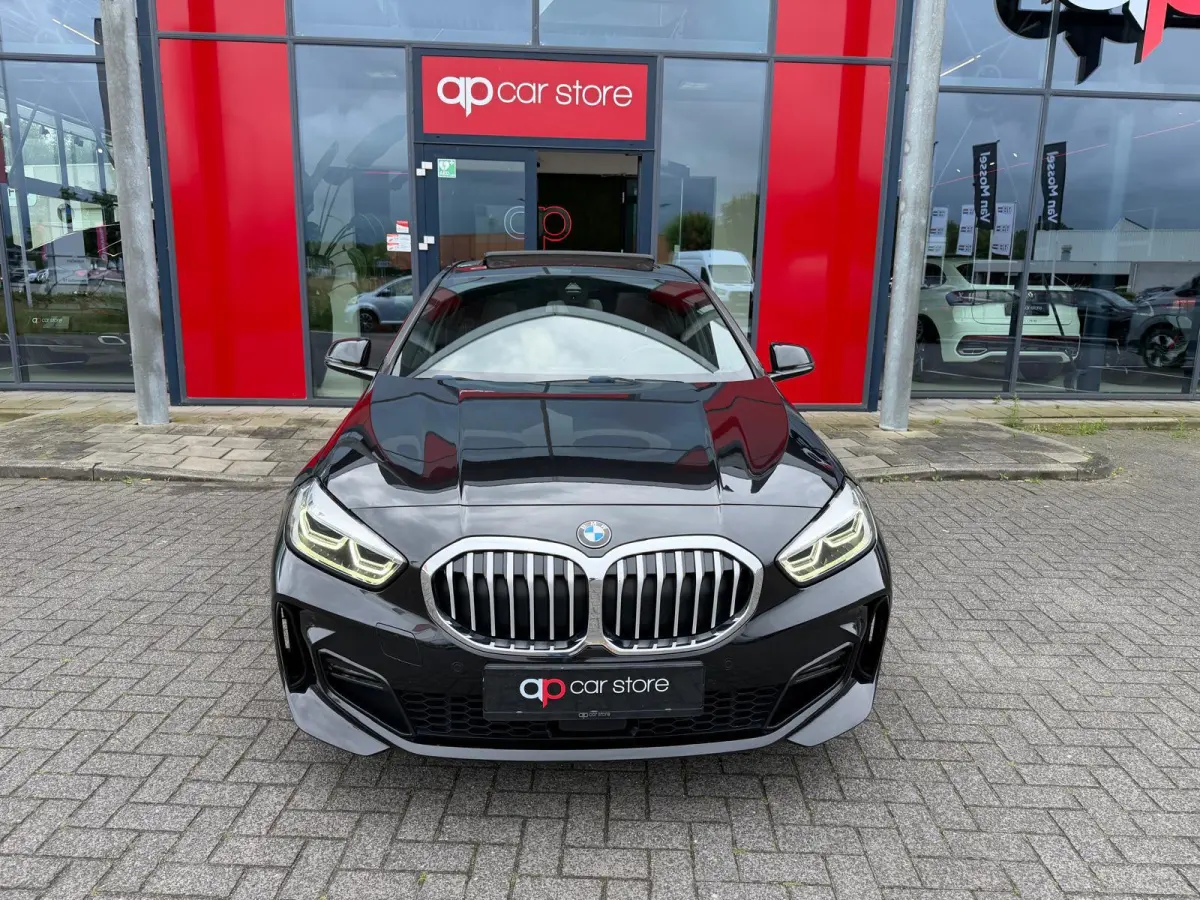 116i Executive Edition M-Pakket Vol | Panorama | Parksensor | Keyless | Elektrische Achterklep | LED | Leder |