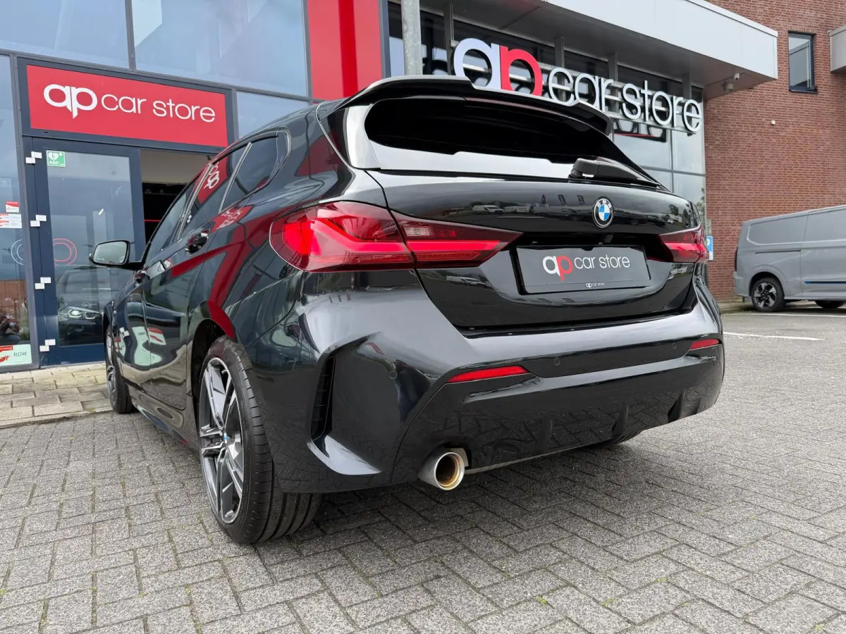 116i Executive Edition M-Pakket Vol | Panorama | Parksensor | Keyless | Elektrische Achterklep | LED | Leder |