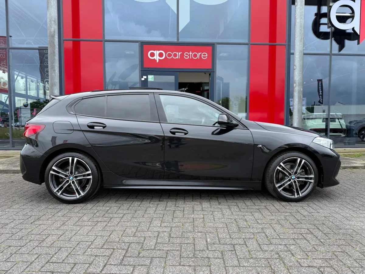 116i Executive Edition M-Pakket Vol | Panorama | Parksensor | Keyless | Elektrische Achterklep | LED | Leder |