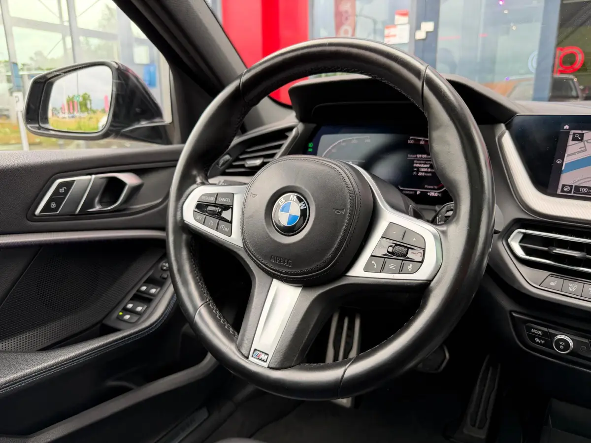 116i Executive Edition M-Pakket Vol | Panorama | Parksensor | Keyless | Elektrische Achterklep | LED | Leder |