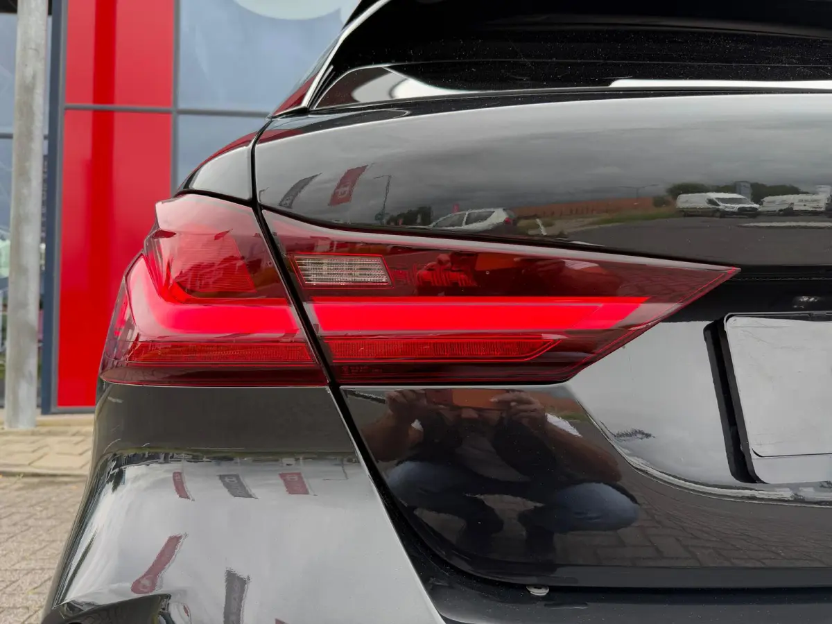 116i Executive Edition M-Pakket Vol | Panorama | Parksensor | Keyless | Elektrische Achterklep | LED | Leder |