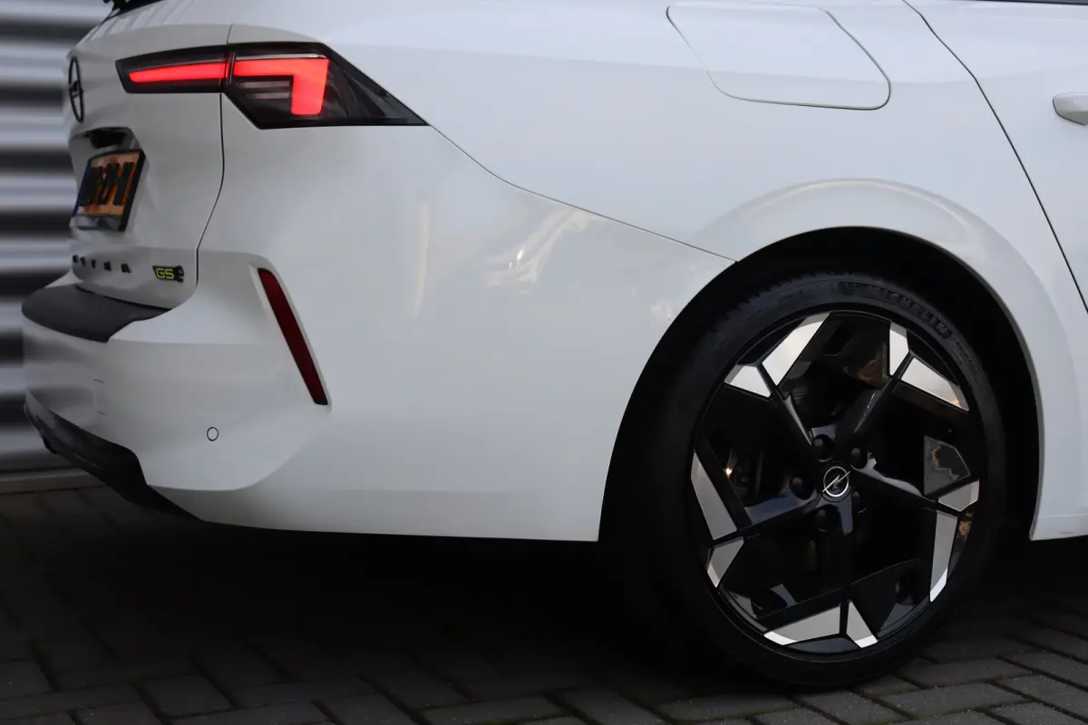 1.6 PLUG IN HYBRID 225PK GSE / NAVI / ALCANTARA / CLIMA / LED / PDC / 18" LMV / CAMERA / HUD / ADAPT. CRUISECONTROL / WINTERPAKKET / UNIEK / NIEUWSTAAT !!