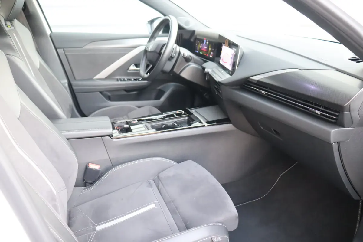 1.6 PLUG IN HYBRID 225PK GSE / NAVI / ALCANTARA / CLIMA / LED / PDC / 18" LMV / CAMERA / HUD / ADAPT. CRUISECONTROL / WINTERPAKKET / UNIEK / NIEUWSTAAT !!