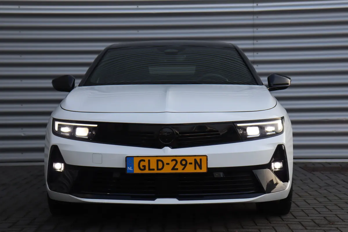 1.6 PLUG IN HYBRID 225PK GSE / NAVI / ALCANTARA / CLIMA / LED / PDC / 18" LMV / CAMERA / HUD / ADAPT. CRUISECONTROL / WINTERPAKKET / UNIEK / NIEUWSTAAT !!
