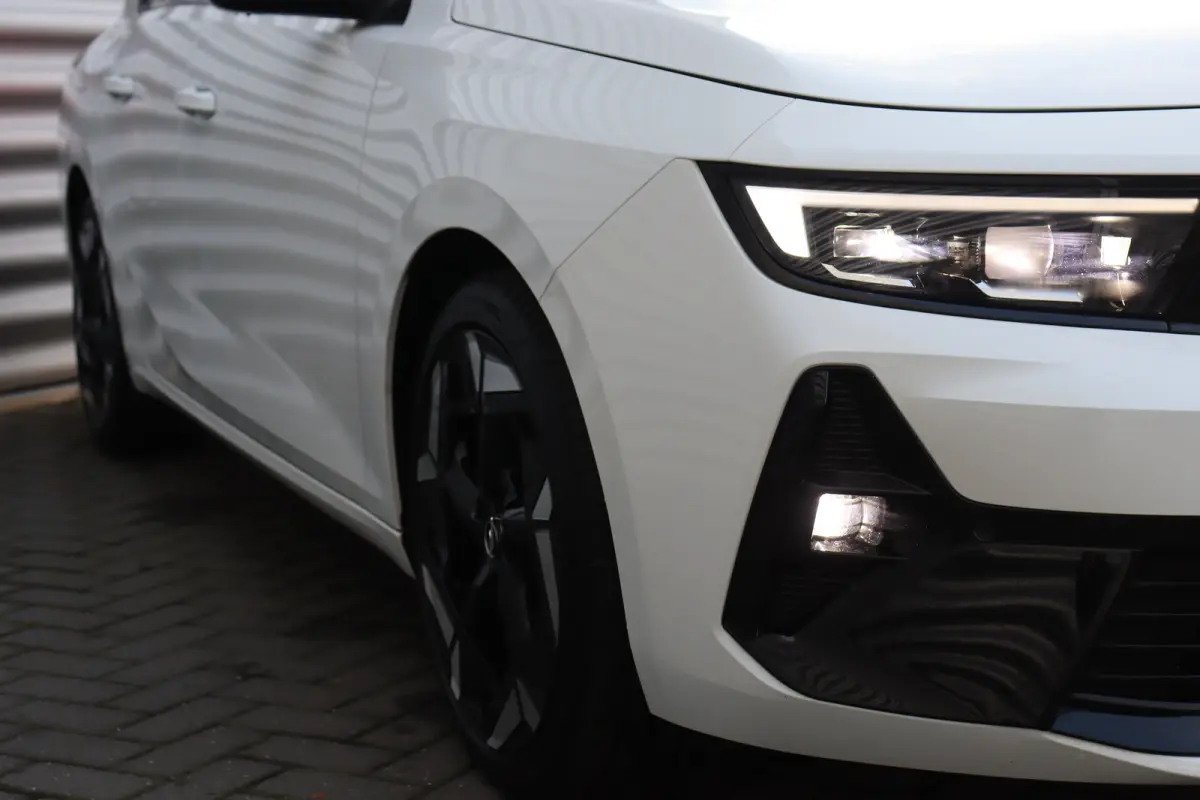 1.6 PLUG IN HYBRID 225PK GSE / NAVI / ALCANTARA / CLIMA / LED / PDC / 18" LMV / CAMERA / HUD / ADAPT. CRUISECONTROL / WINTERPAKKET / UNIEK / NIEUWSTAAT !!
