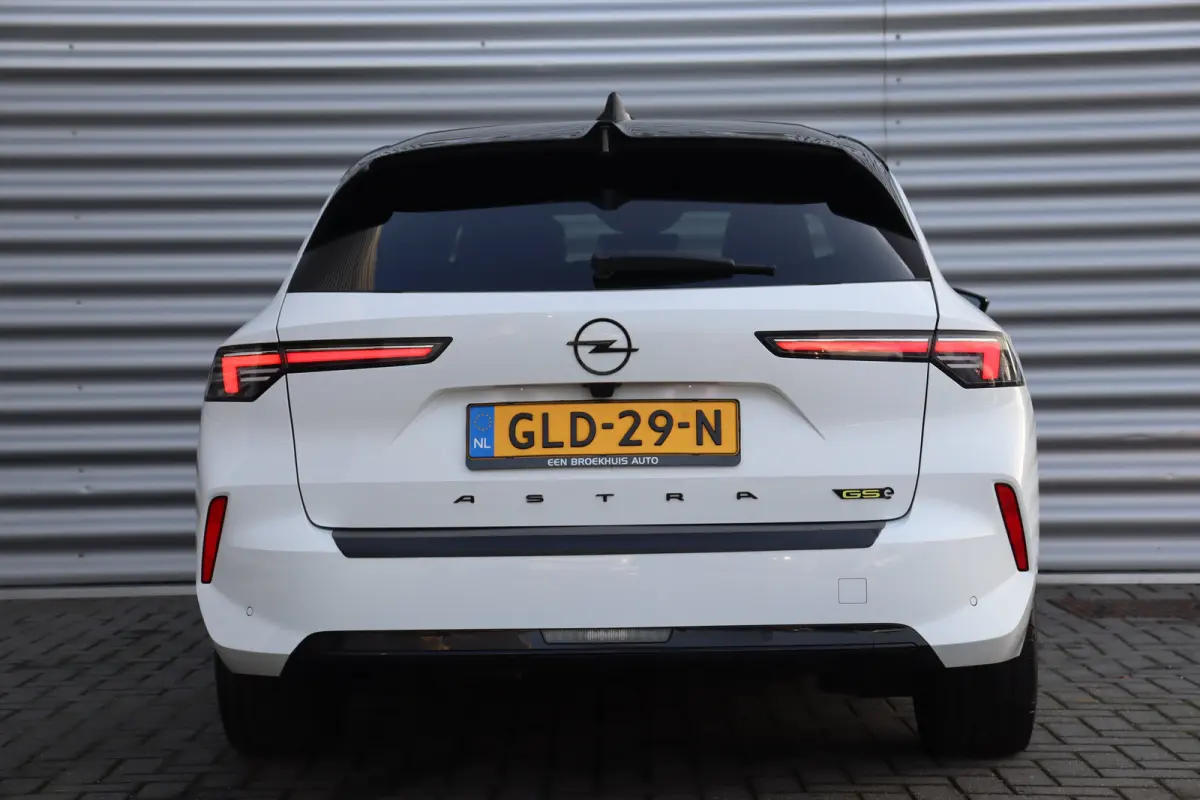 1.6 PLUG IN HYBRID 225PK GSE / NAVI / ALCANTARA / CLIMA / LED / PDC / 18" LMV / CAMERA / HUD / ADAPT. CRUISECONTROL / WINTERPAKKET / UNIEK / NIEUWSTAAT !!