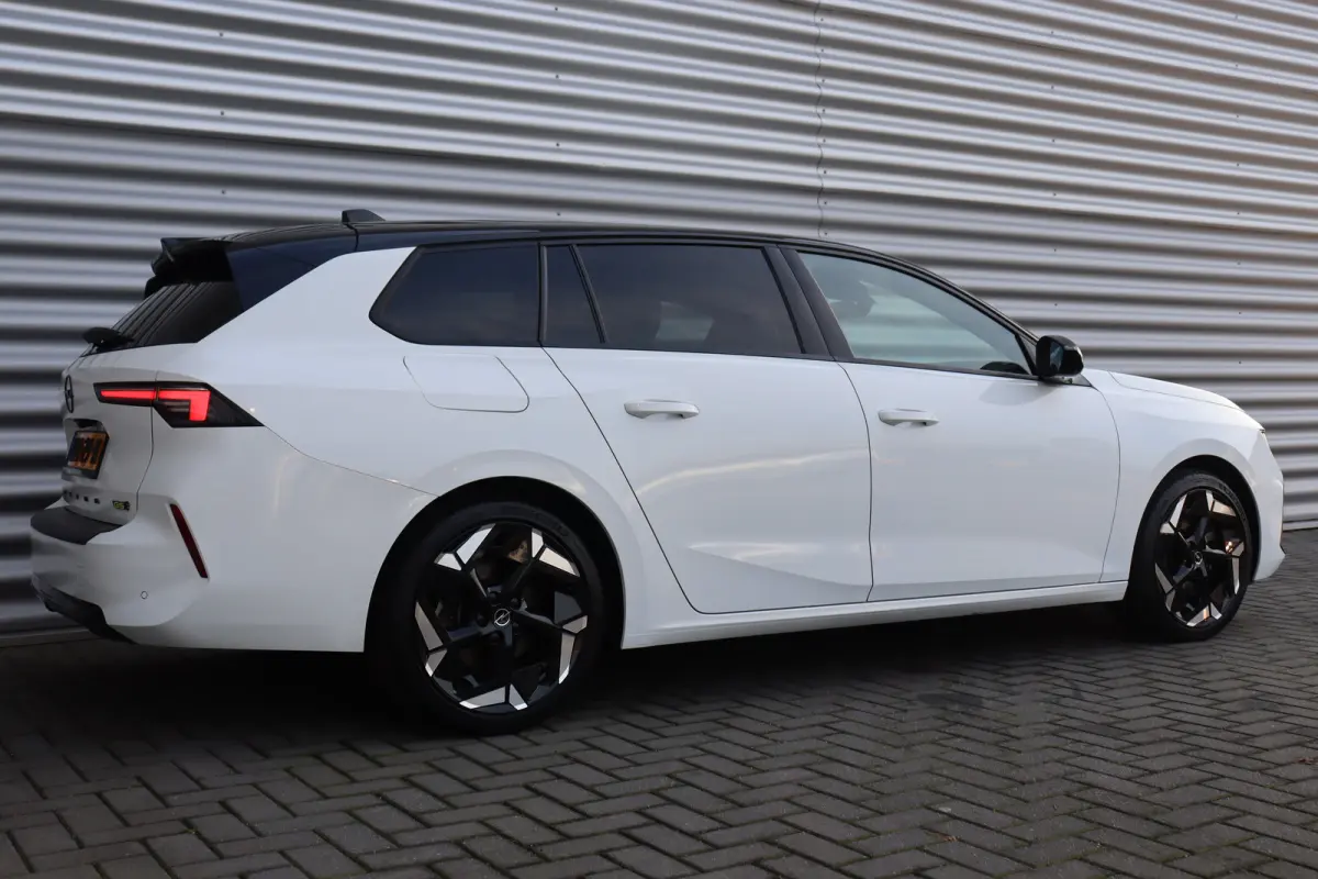 1.6 PLUG IN HYBRID 225PK GSE / NAVI / ALCANTARA / CLIMA / LED / PDC / 18" LMV / CAMERA / HUD / ADAPT. CRUISECONTROL / WINTERPAKKET / UNIEK / NIEUWSTAAT !!