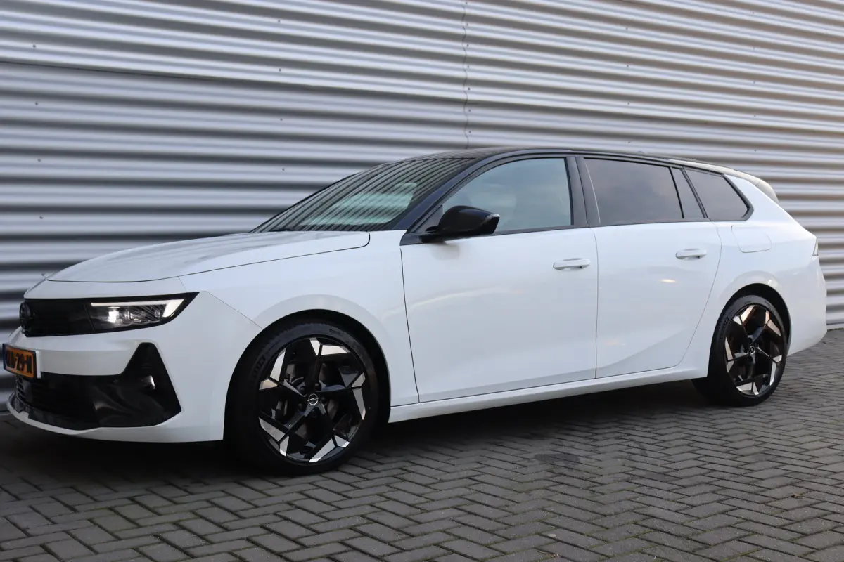 1.6 PLUG IN HYBRID 225PK GSE / NAVI / ALCANTARA / CLIMA / LED / PDC / 18" LMV / CAMERA / HUD / ADAPT. CRUISECONTROL / WINTERPAKKET / UNIEK / NIEUWSTAAT !!