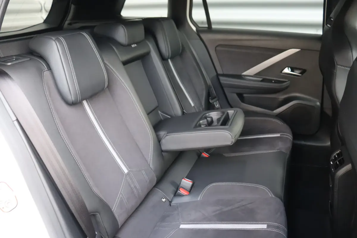 1.6 PLUG IN HYBRID 225PK GSE / NAVI / ALCANTARA / CLIMA / LED / PDC / 18" LMV / CAMERA / HUD / ADAPT. CRUISECONTROL / WINTERPAKKET / UNIEK / NIEUWSTAAT !!