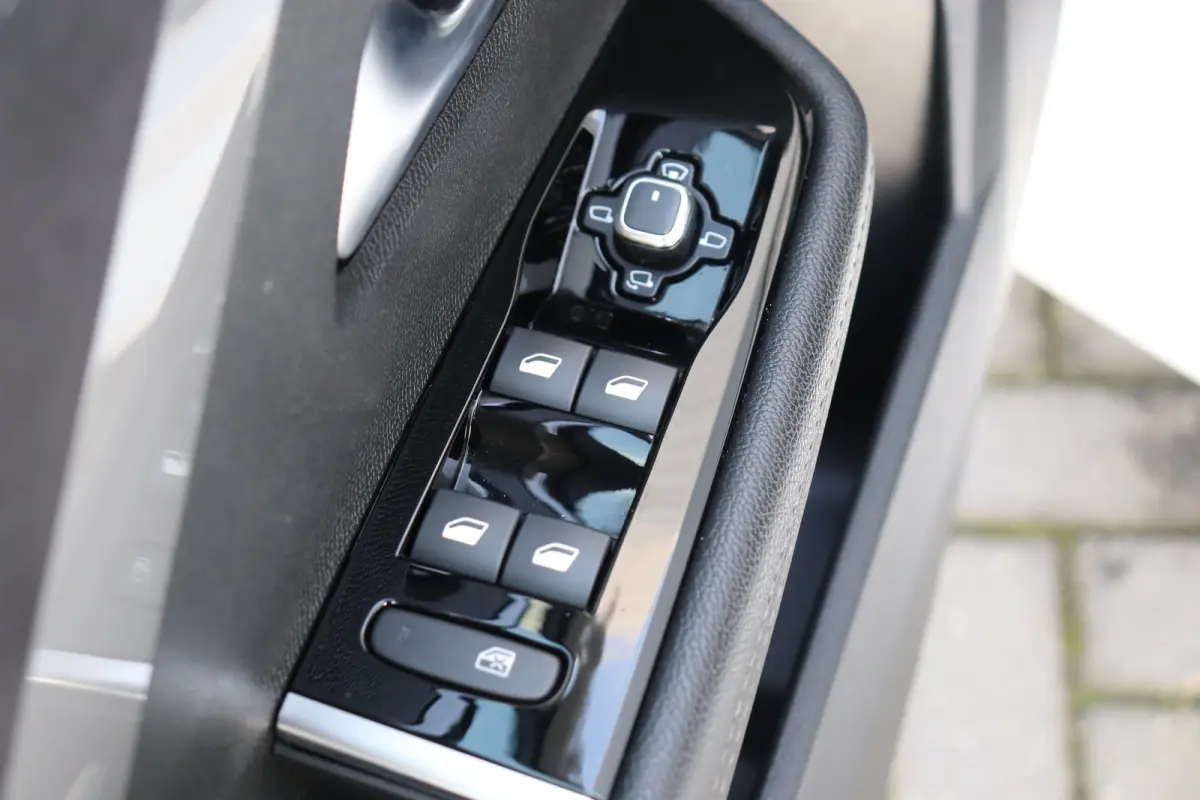 1.6 PLUG IN HYBRID 225PK GSE / NAVI / ALCANTARA / CLIMA / LED / PDC / 18" LMV / CAMERA / HUD / ADAPT. CRUISECONTROL / WINTERPAKKET / UNIEK / NIEUWSTAAT !!