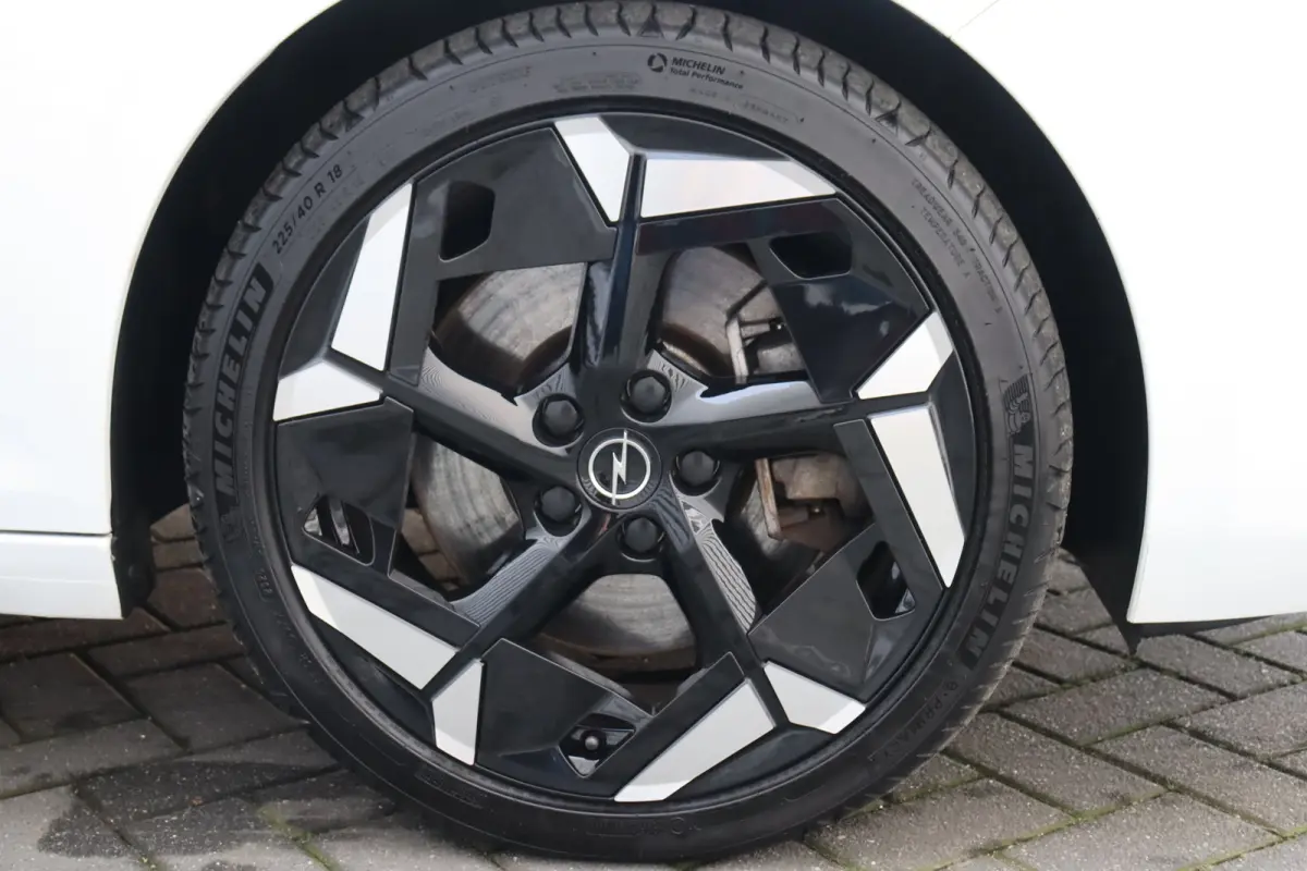 1.6 PLUG IN HYBRID 225PK GSE / NAVI / ALCANTARA / CLIMA / LED / PDC / 18" LMV / CAMERA / HUD / ADAPT. CRUISECONTROL / WINTERPAKKET / UNIEK / NIEUWSTAAT !!