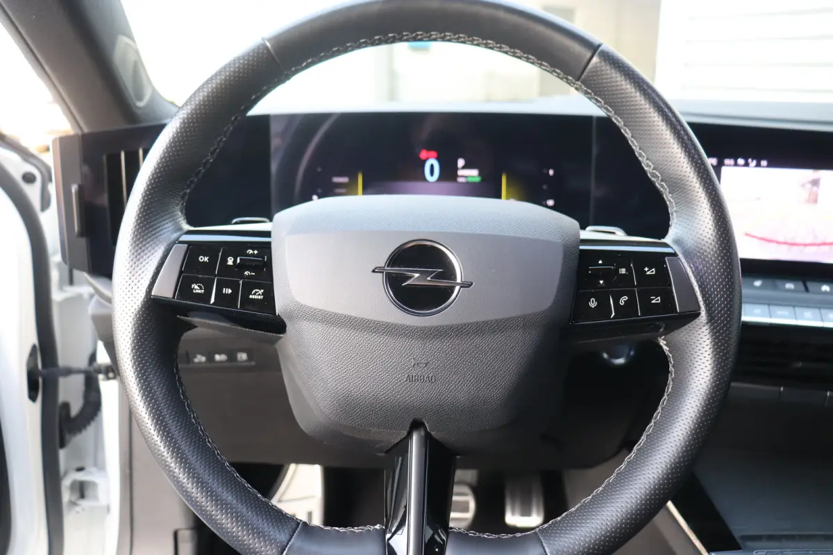 1.6 PLUG IN HYBRID 225PK GSE / NAVI / ALCANTARA / CLIMA / LED / PDC / 18" LMV / CAMERA / HUD / ADAPT. CRUISECONTROL / WINTERPAKKET / UNIEK / NIEUWSTAAT !!