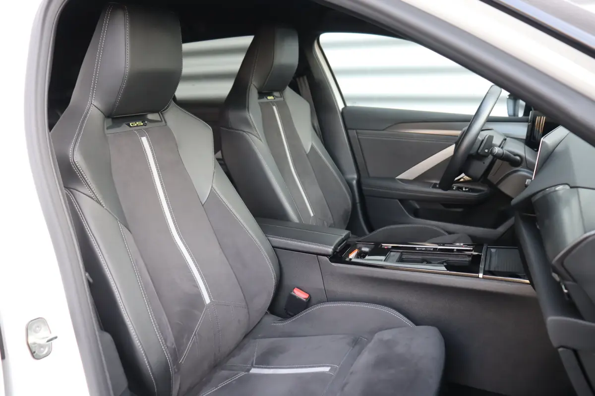 1.6 PLUG IN HYBRID 225PK GSE / NAVI / ALCANTARA / CLIMA / LED / PDC / 18" LMV / CAMERA / HUD / ADAPT. CRUISECONTROL / WINTERPAKKET / UNIEK / NIEUWSTAAT !!