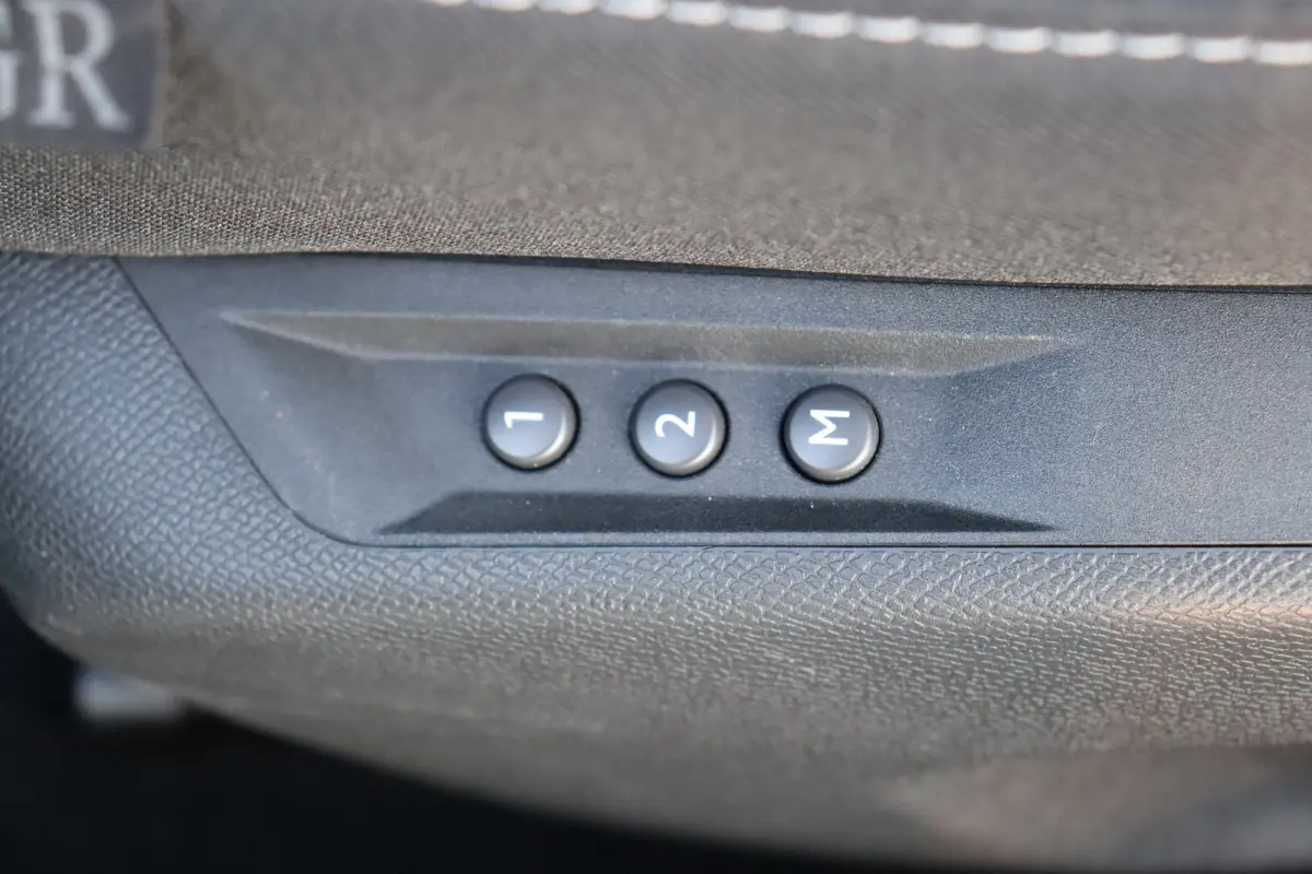 1.6 PLUG IN HYBRID 225PK GSE / NAVI / ALCANTARA / CLIMA / LED / PDC / 18" LMV / CAMERA / HUD / ADAPT. CRUISECONTROL / WINTERPAKKET / UNIEK / NIEUWSTAAT !!