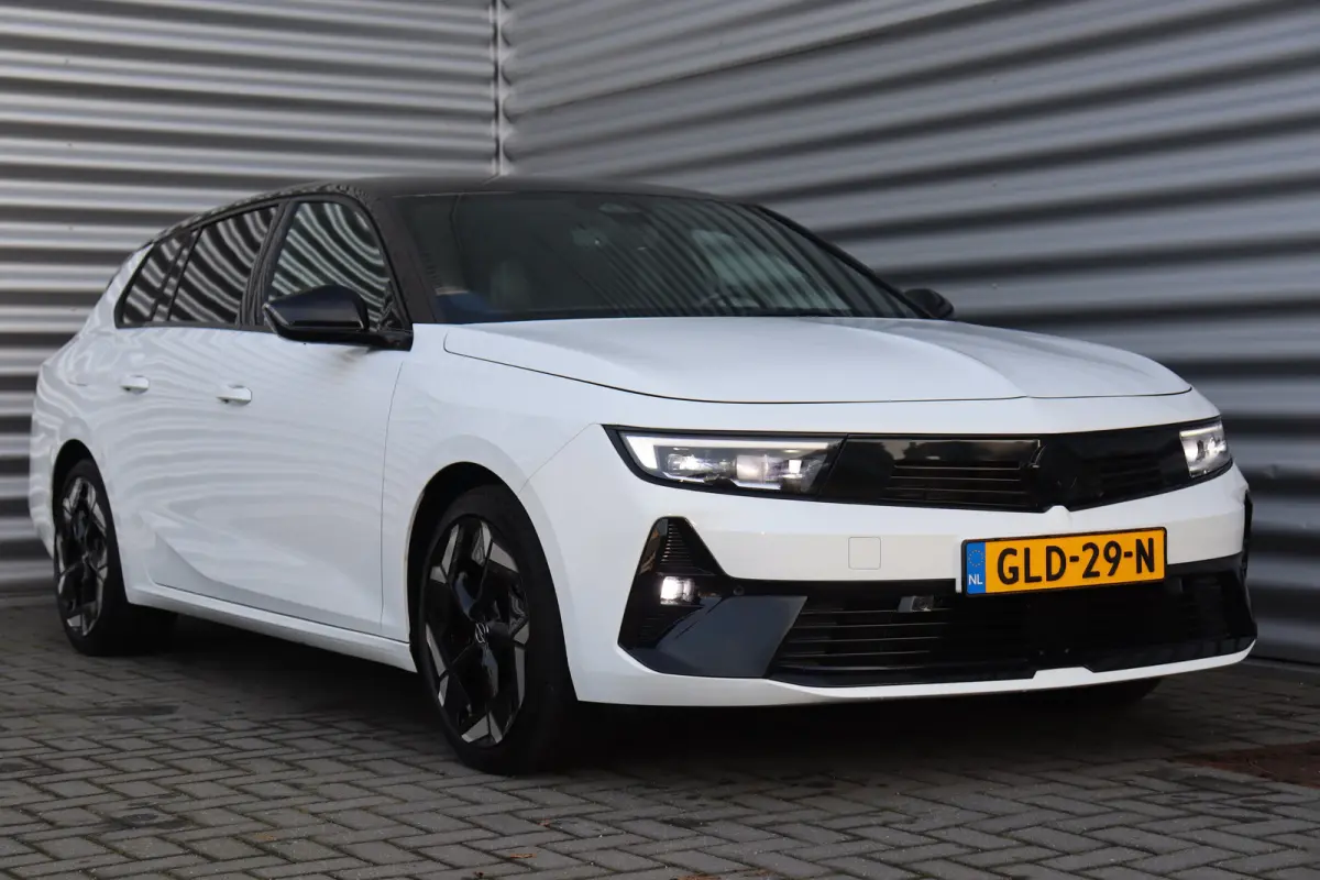 1.6 PLUG IN HYBRID 225PK GSE / NAVI / ALCANTARA / CLIMA / LED / PDC / 18" LMV / CAMERA / HUD / ADAPT. CRUISECONTROL / WINTERPAKKET / UNIEK / NIEUWSTAAT !!