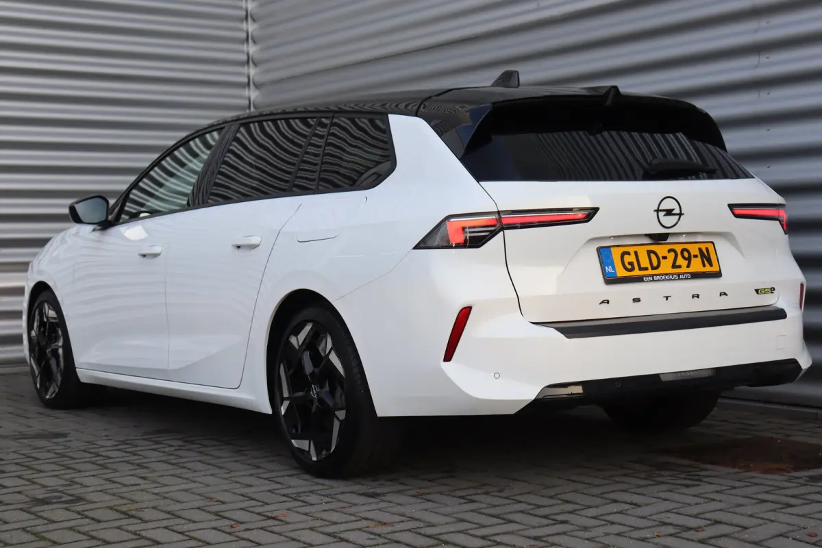 1.6 PLUG IN HYBRID 225PK GSE / NAVI / ALCANTARA / CLIMA / LED / PDC / 18" LMV / CAMERA / HUD / ADAPT. CRUISECONTROL / WINTERPAKKET / UNIEK / NIEUWSTAAT !!